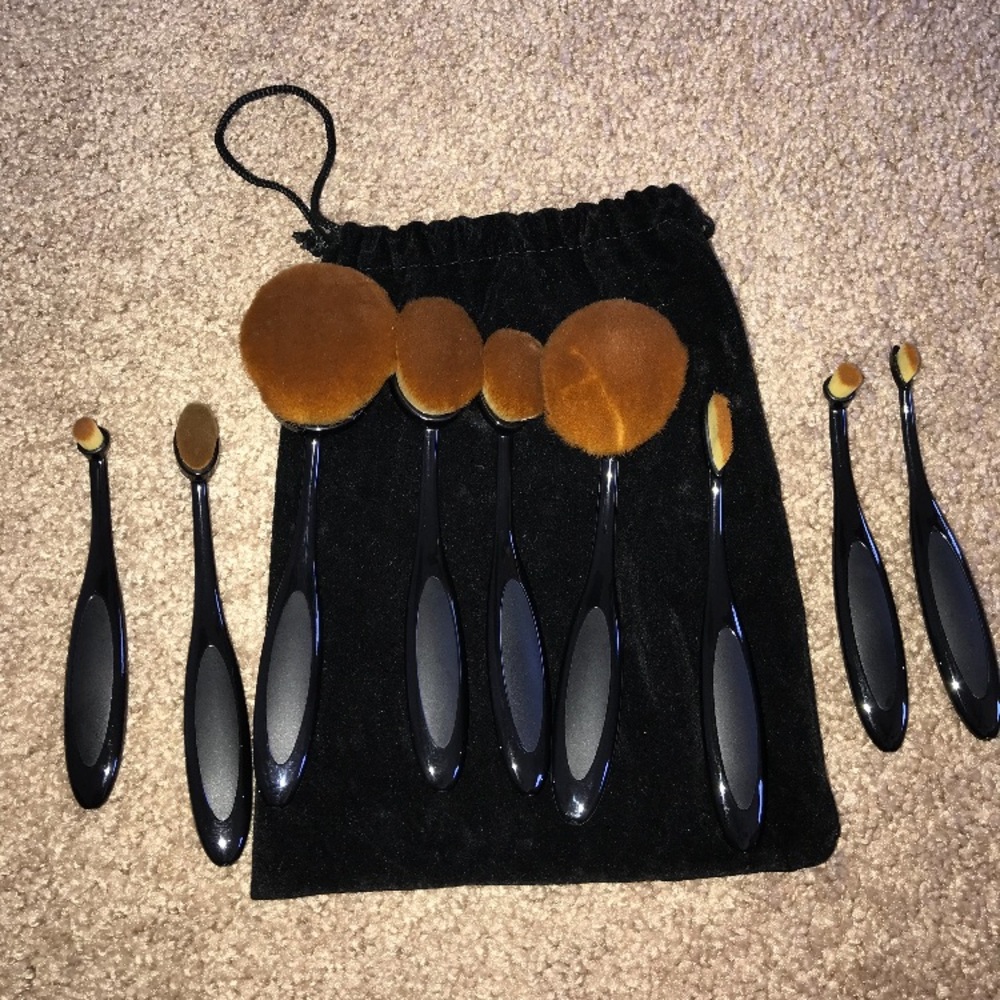Make Up Brushes In Velvet Pouch